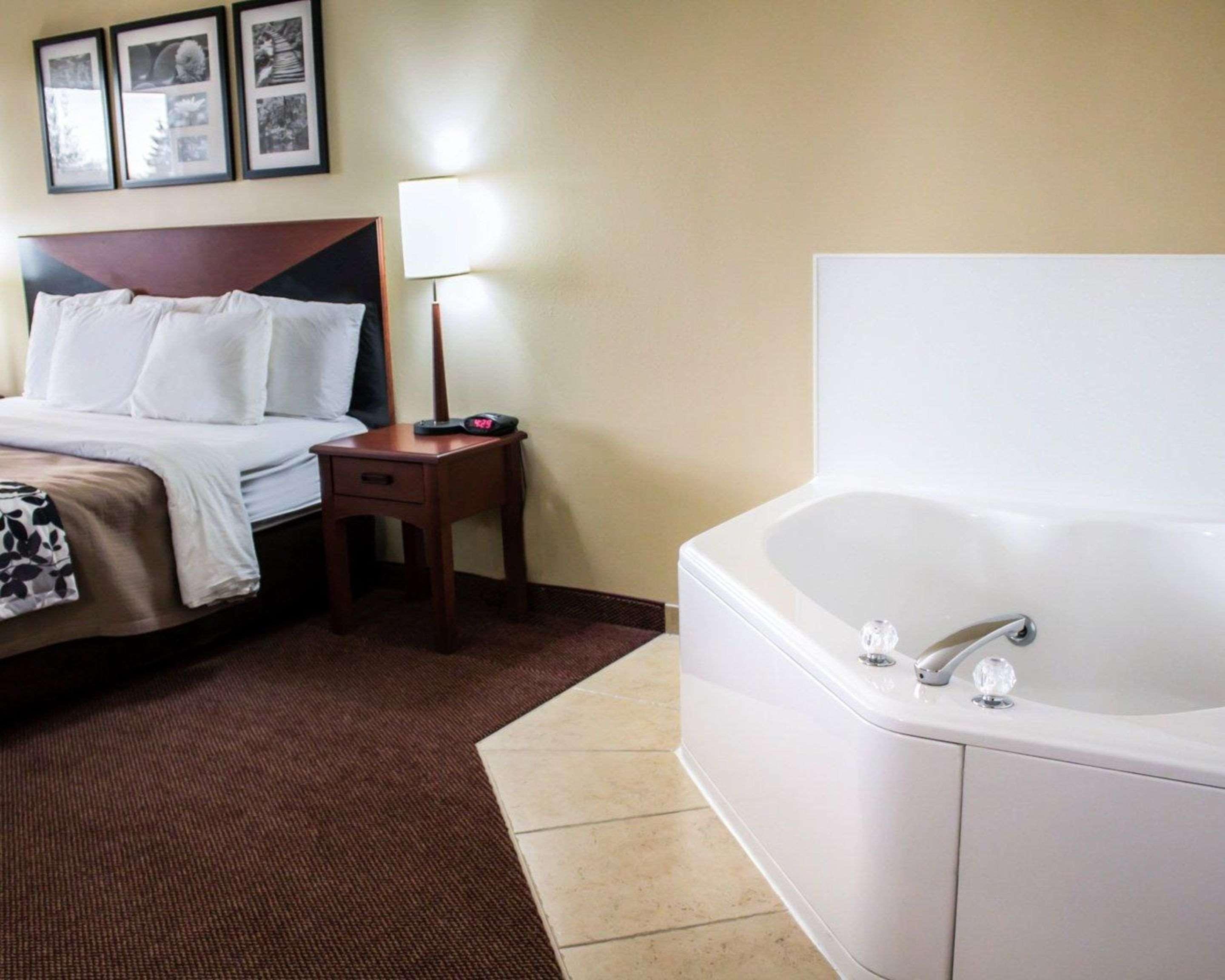 Quality Inn & Suites Chambersburg Buitenkant foto