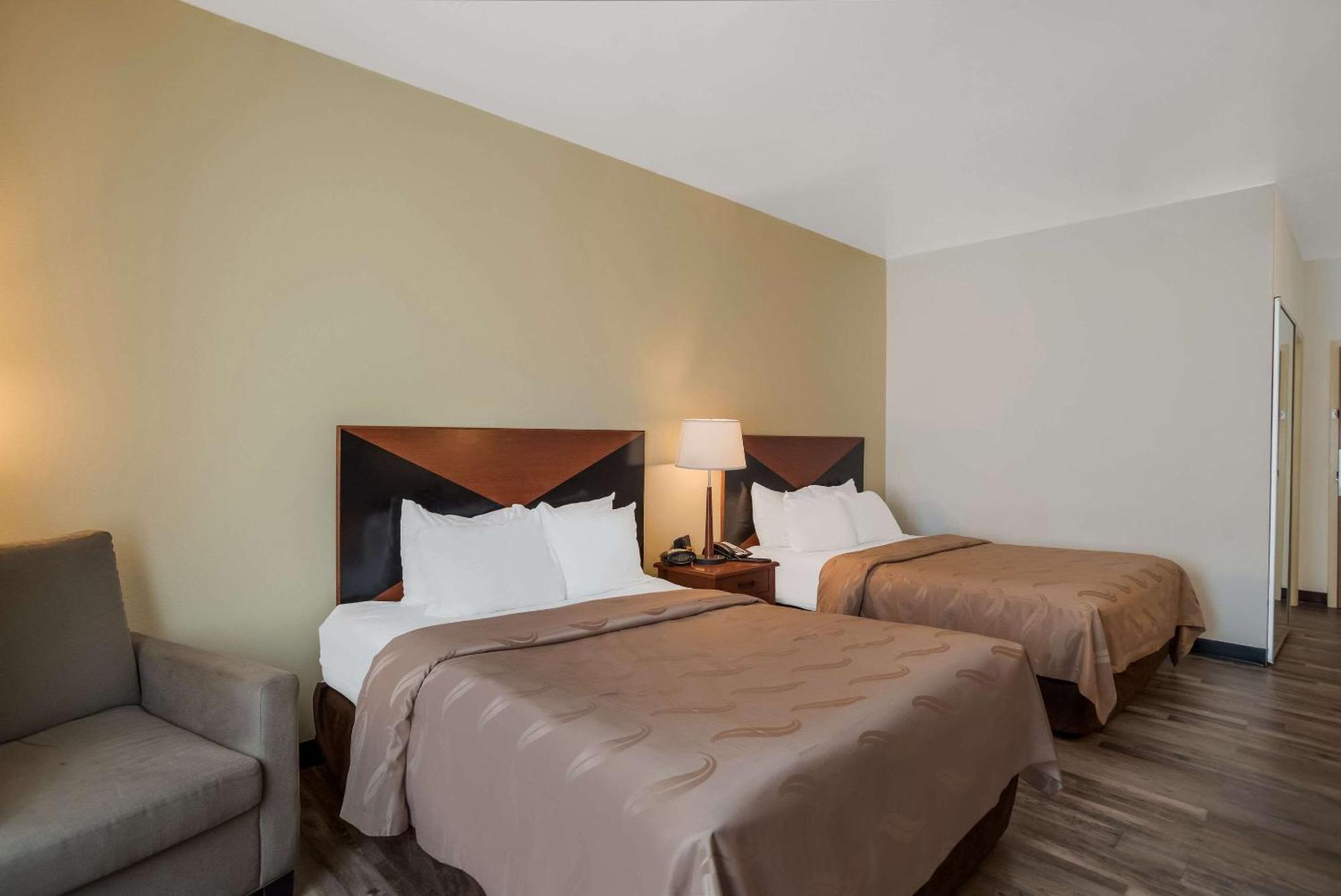 Quality Inn & Suites Chambersburg Buitenkant foto
