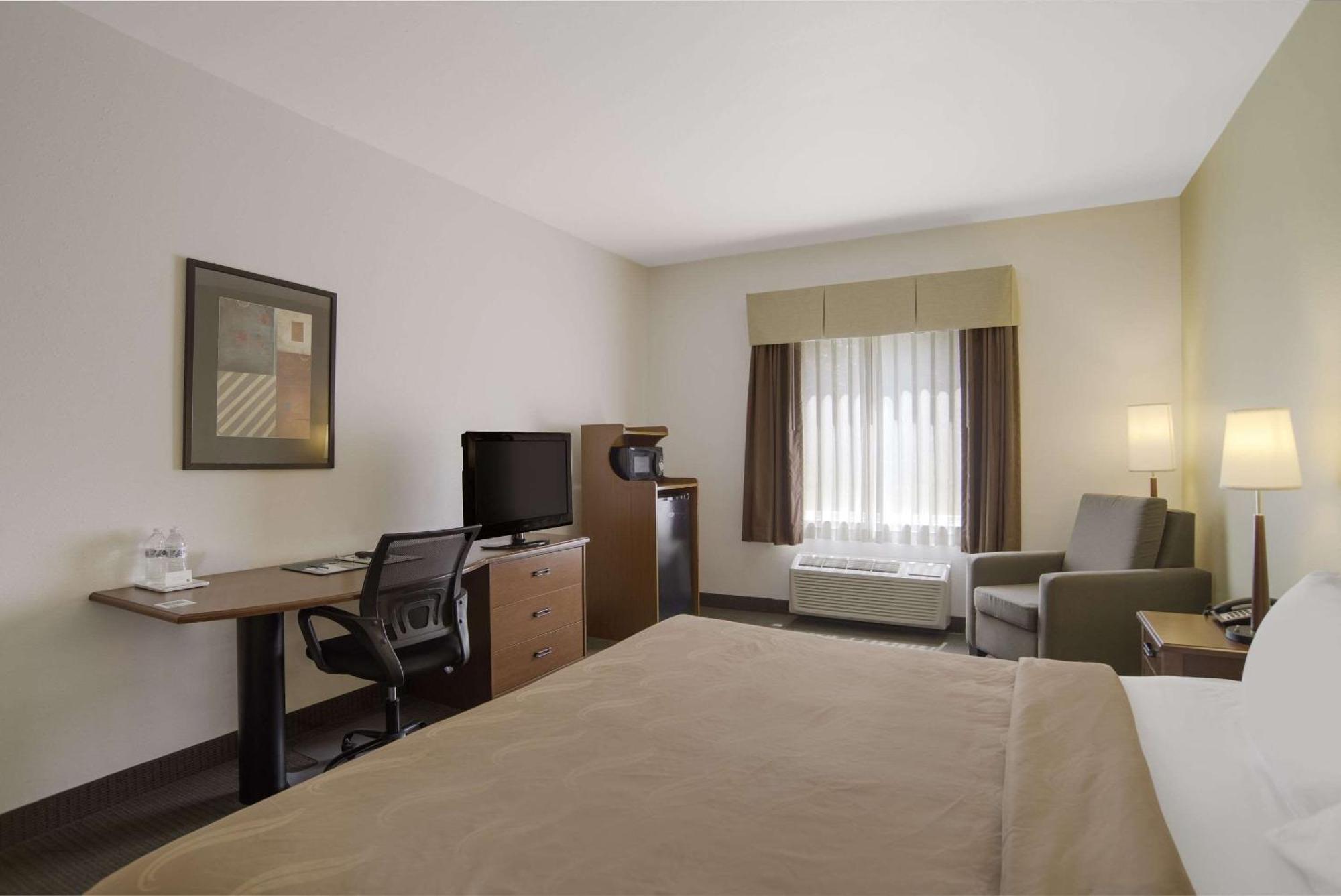 Quality Inn & Suites Chambersburg Buitenkant foto