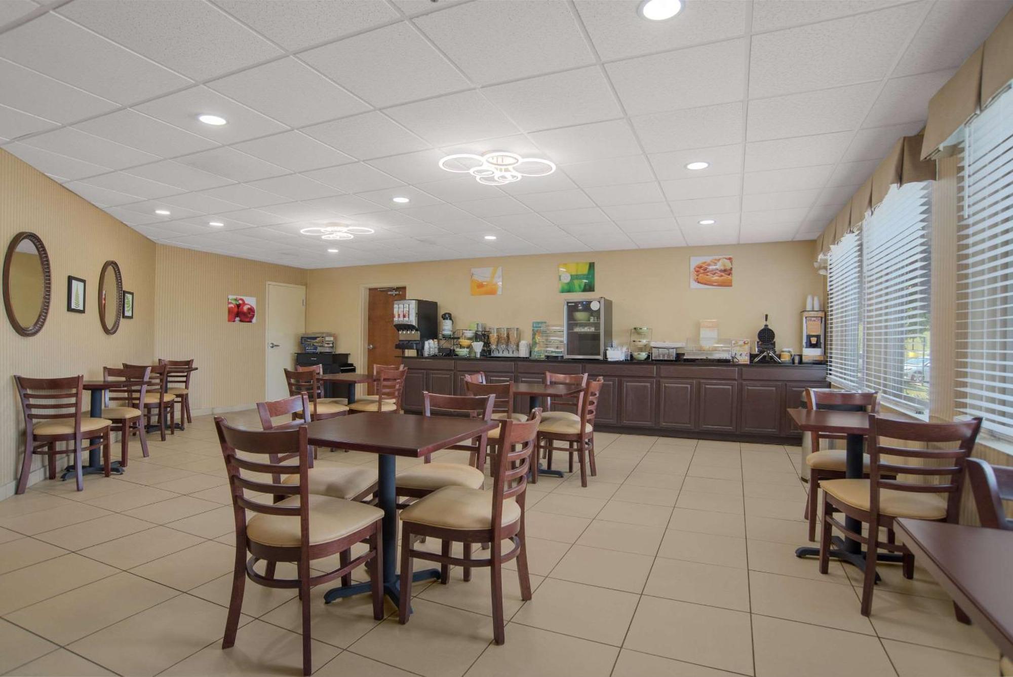 Quality Inn & Suites Chambersburg Buitenkant foto