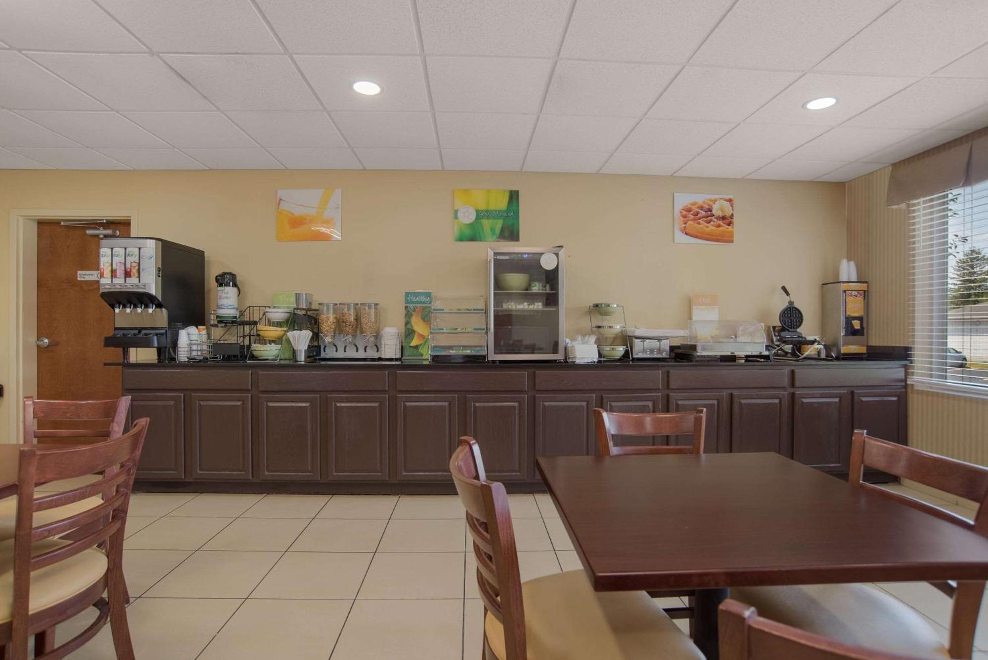 Quality Inn & Suites Chambersburg Buitenkant foto