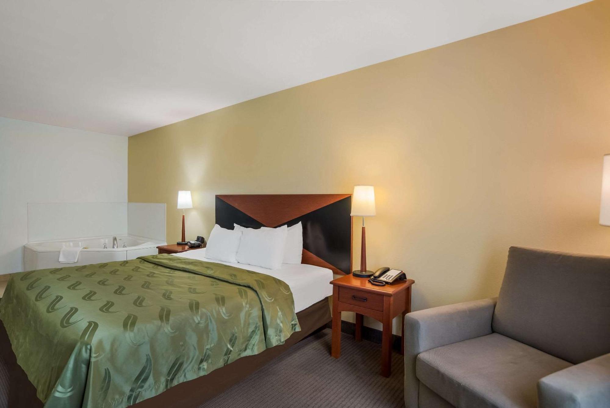 Quality Inn & Suites Chambersburg Buitenkant foto