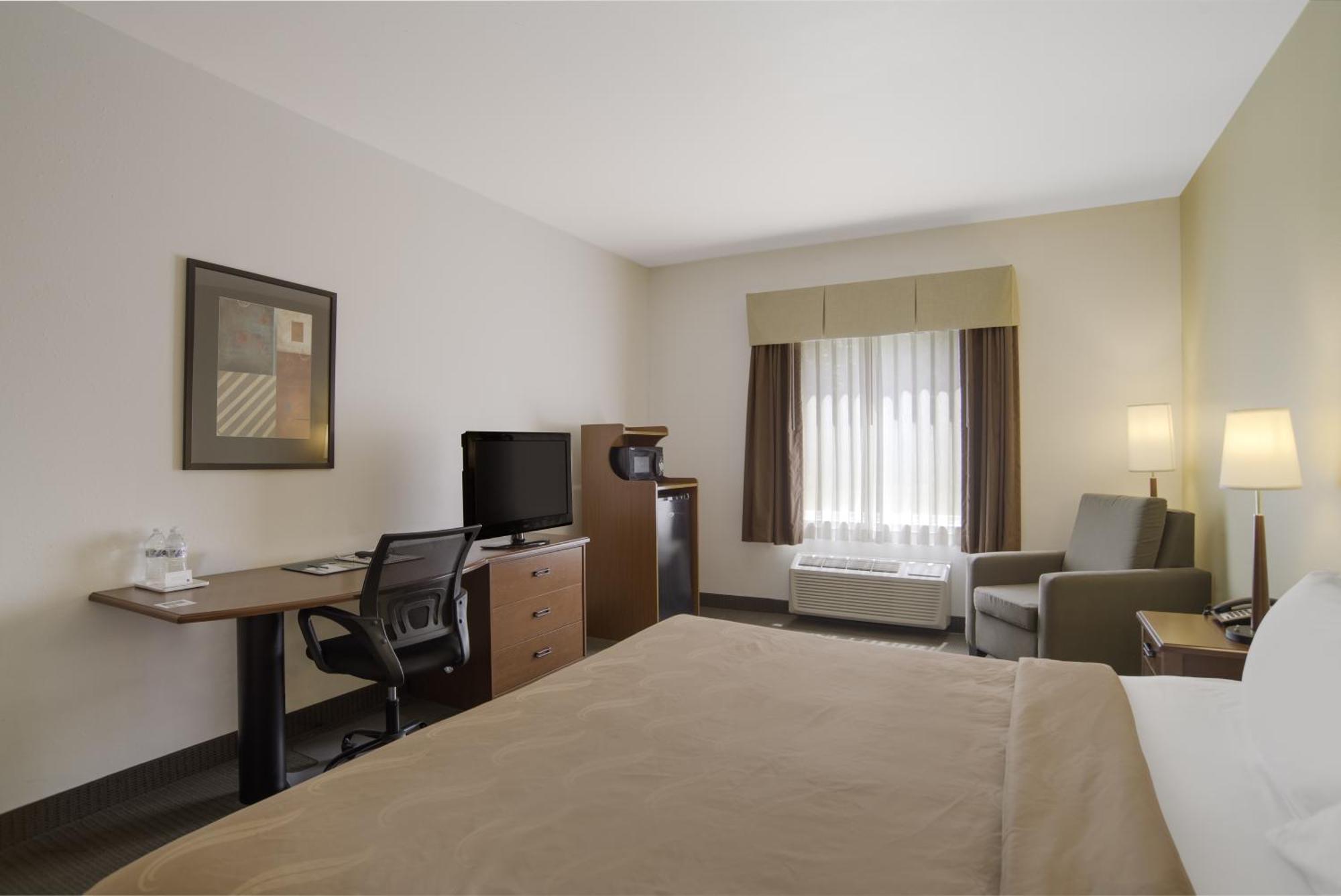 Quality Inn & Suites Chambersburg Buitenkant foto